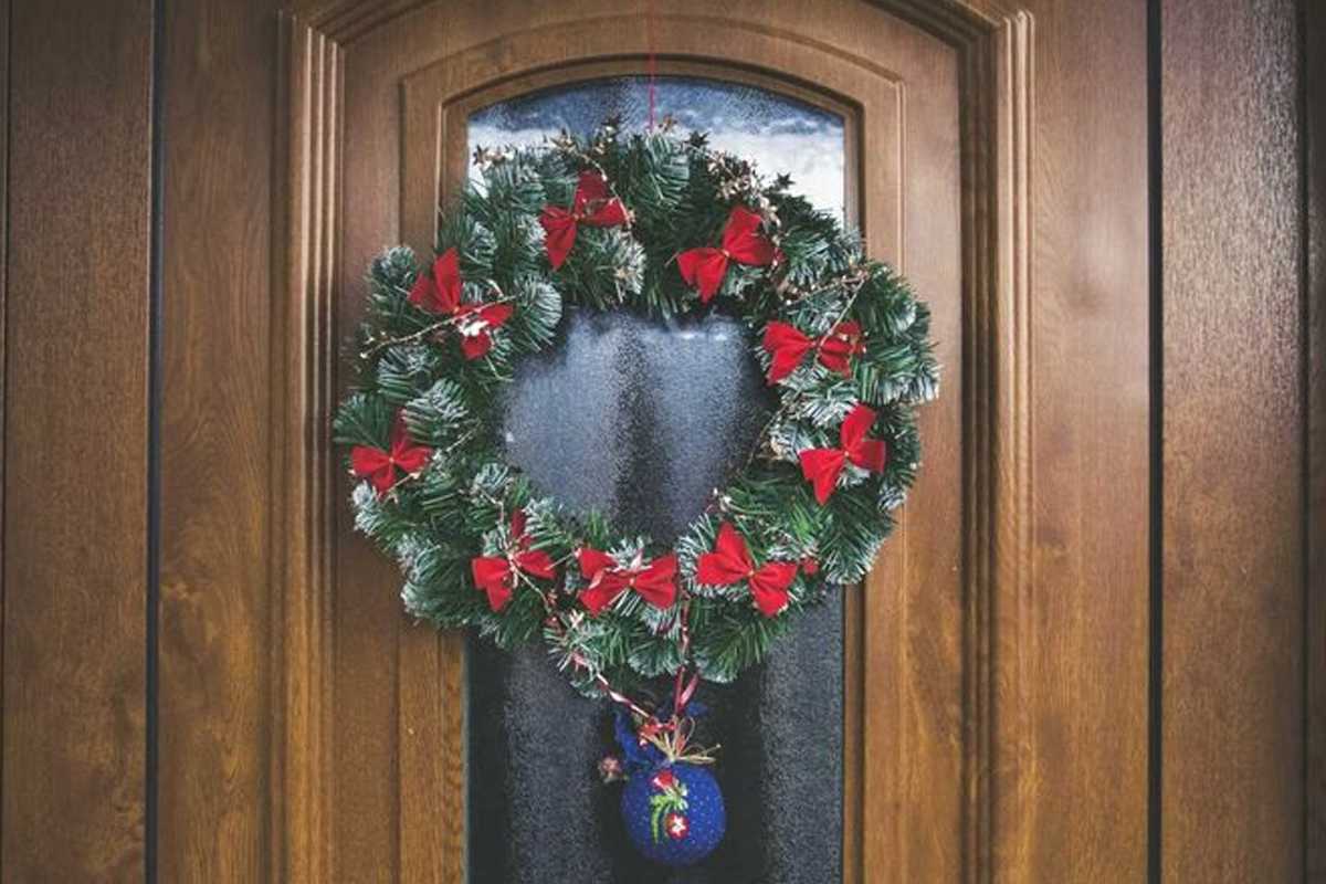 Tips for Decorating Your Front Door or Porch for the Holidays